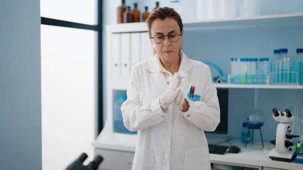 Ισπανίδα Μεσήλικας Που Φοράει Στολή Επιστήμονα Και Γάντια Στο Εργαστήριο — Φωτογραφία Αρχείου