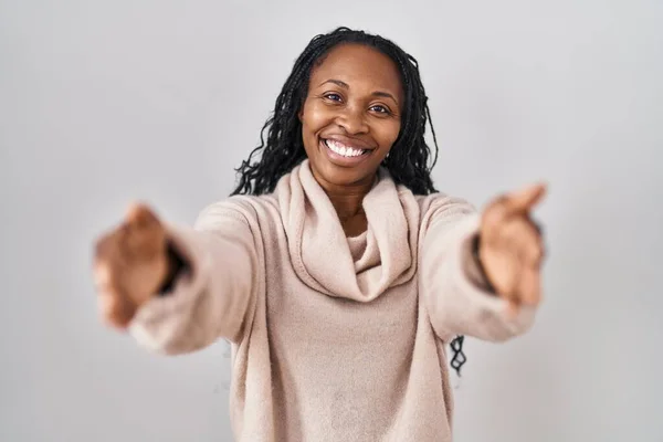 Mujer Africana Pie Sobre Fondo Blanco Mirando Cámara Sonriendo Con — Foto de Stock