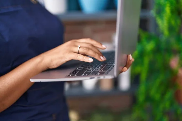 Afroamerikanerin Benutzt Laptop Blumenladen — Stockfoto