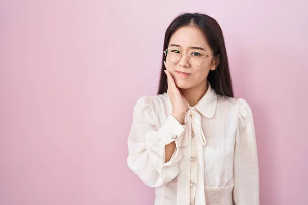 Ung Kinesisk Kvinna Står Över Rosa Bakgrund Röra Munnen Med — Stockfoto