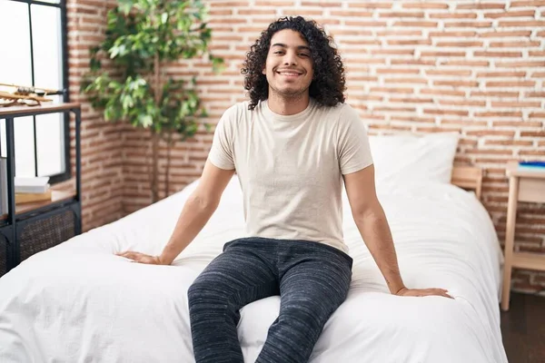 Joven Latino Sonriendo Confiado Sentado Cama Dormitorio — Foto de Stock