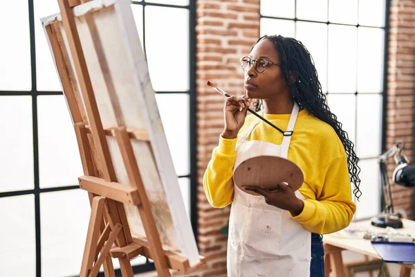 Sanat Stüdyosunda Çizim Yapan Afrikalı Amerikalı Kadın Sanatçı — Stok fotoğraf