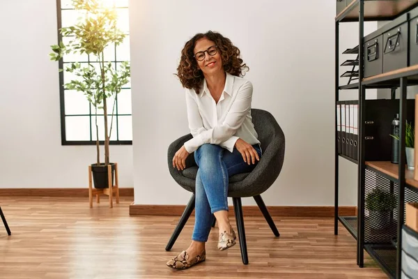 Medelålders Latinamerikanska Kvinna Ler Säker Bär Glasögon Kontoret — Stockfoto
