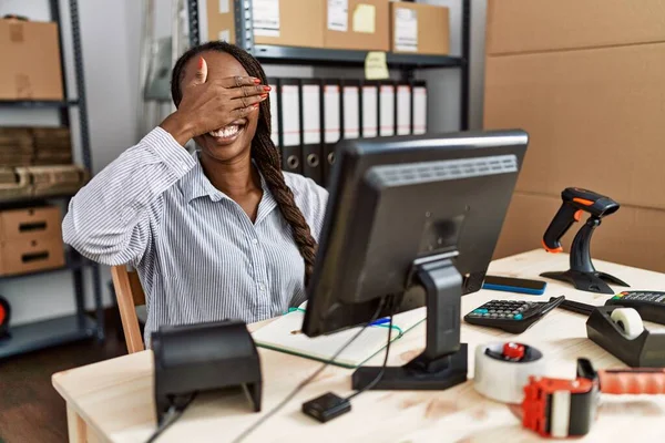 Africká Žena Pracující Malém Byznysu Usmívá Směje Rukou Tváři Aby — Stock fotografie