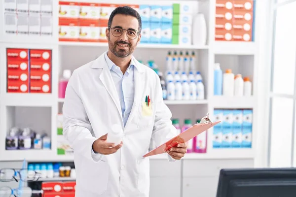 Νέοι Ισπανοί Φαρμακοποιοί Κρατώντας Χάπια Έγγραφο Ανάγνωσης Μπουκάλι Στο Φαρμακείο — Φωτογραφία Αρχείου