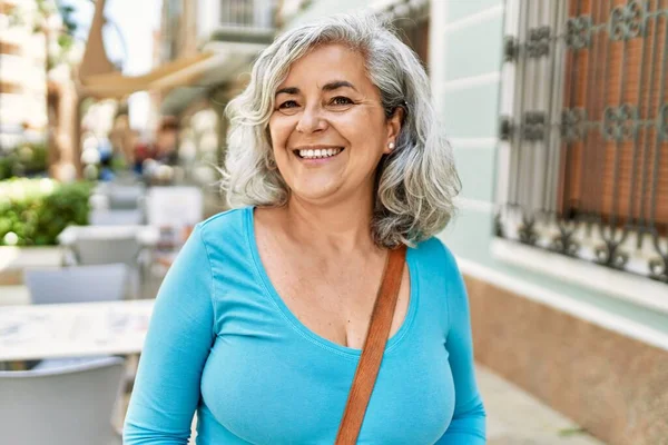Mujer Pelo Gris Mediana Edad Sonriendo Feliz Pie Ciudad —  Fotos de Stock