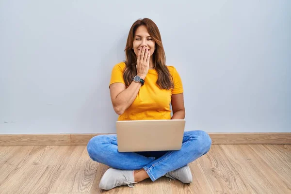 Hispanic Woman Using Laptop Sitting Floor Home Laughing Embarrassed Giggle —  Fotos de Stock