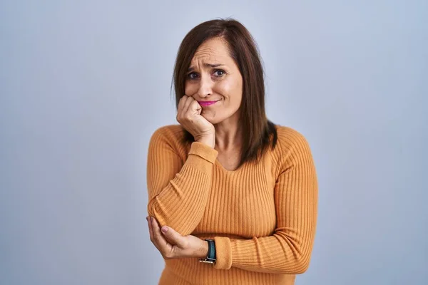 Mujer Morena Mediana Edad Pie Vistiendo Suéter Naranja Que Estresada — Foto de Stock