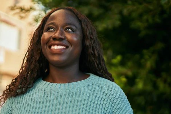 Jovem Africana Sorrindo Feliz Parque — Fotografia de Stock