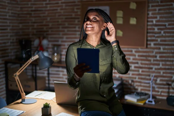 Geceleri Ofiste Örgü Ören Genç Bir Afrikalı Amerikalı Kulaktan Kulağa — Stok fotoğraf
