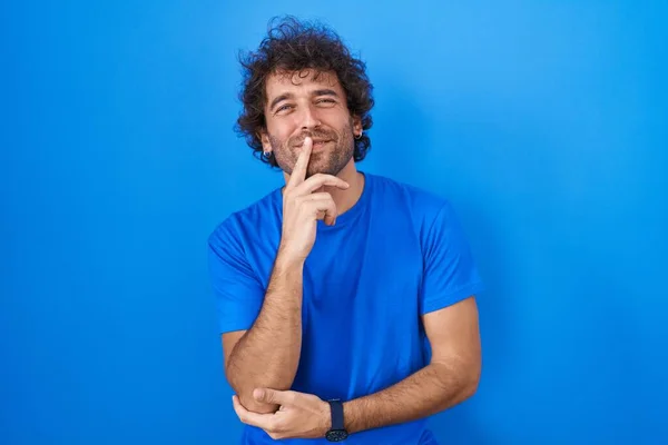 Hispanic Young Man Standing Blue Background Looking Confident Camera Smiling — Stock Photo, Image