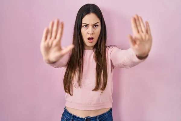 Junge Brünette Frau Steht Über Rosa Hintergrund Tun Stop Geste — Stockfoto