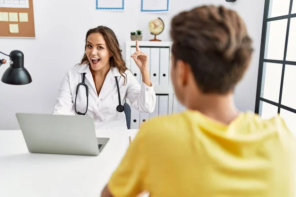 Young Doctor Woman Patient Clinic Surprised Idea Question Pointing Finger — Stok fotoğraf
