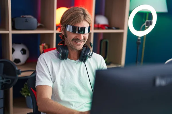 남성은 방에서 안경을 사용하여 비디오 게임을 간소화 — 스톡 사진