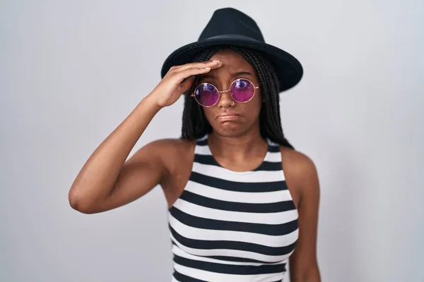 Jovem Afro Americana Com Tranças Usando Chapéu Óculos Sol Preocupada — Fotografia de Stock