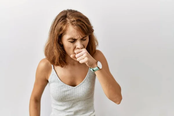 美丽的高加索女人站在孤立的背景下感觉不适 咳嗽是感冒或支气管炎的症状 保健概念 — 图库照片