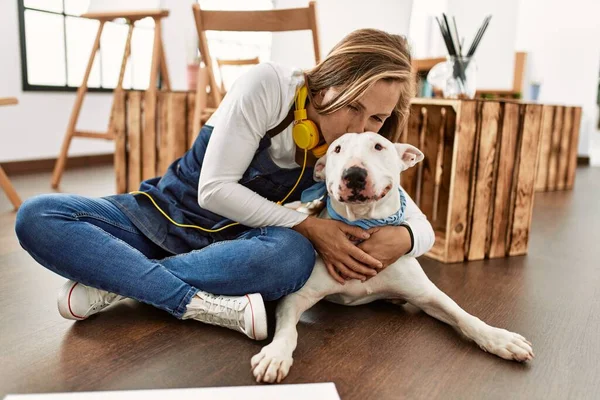 Young Caucasian Woman Smiling Confident Hugging Kissing Dog Art Studio — Stock Photo, Image
