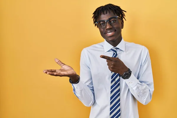 Sarı Arka Planda Duran Afrikalı Adam Kameraya Hayret Ediyor Gülümsüyor — Stok fotoğraf