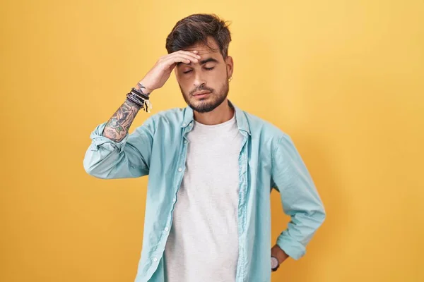 Jovem Hispânico Com Tatuagens Sobre Fundo Amarelo Preocupado Estressado Sobre — Fotografia de Stock