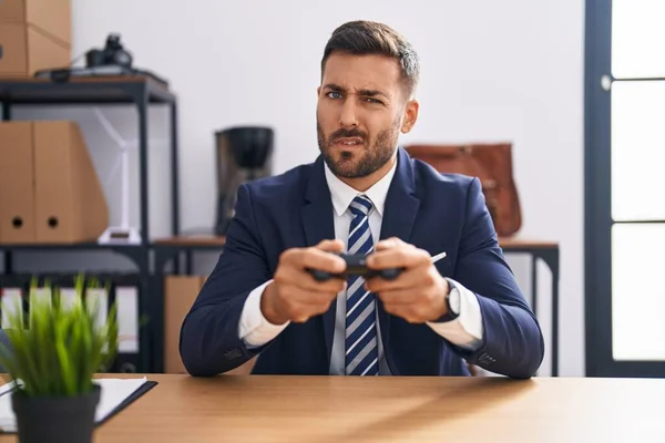 Handsome Hispanic Man Playing Video Games Office Clueless Confused Expression — Stock Photo, Image