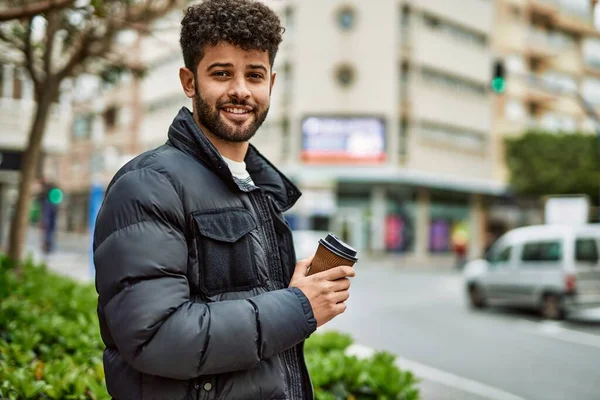Junger Arabischer Mann Hält Tasse Kaffee Freien Der Stadt — Stockfoto