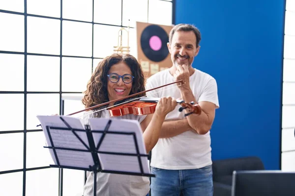 Uomo Donna Violinista Con Lezione Violino Studio Musica — Foto Stock