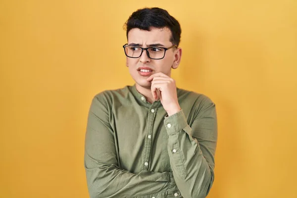 Non Binary Person Standing Yellow Background Looking Stressed Nervous Hands — Stockfoto