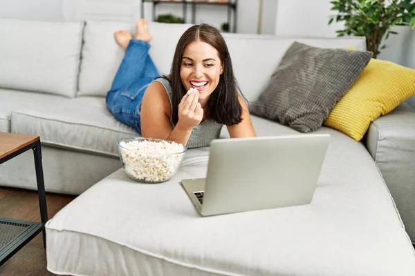 Jong Mooi Latino Vrouw Kijken Film Eten Popcorn Thuis — Stockfoto