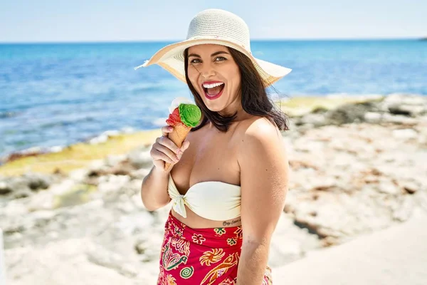 Молодая Красивая Латиноамериканка Торуистка Уверенно Улыбающаяся Поедая Мороженое Берегу Моря — стоковое фото