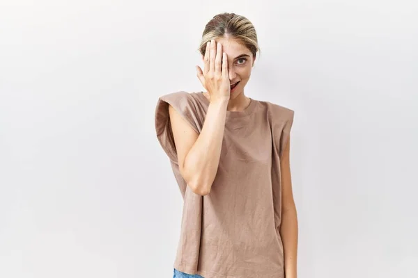 Young Blonde Woman Standing Isolated Background Covering One Eye Hand — Stock Photo, Image