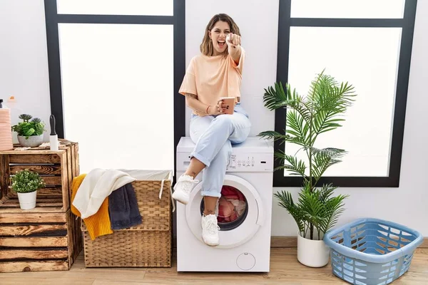 Young Hispanic Woman Drinking Coffee Waiting Washing Machine Laundry Room — 图库照片