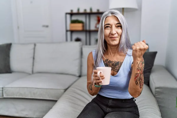 Medelålders Gråhårig Kvinna Dricker Kaffe Sittandes Soffan Hemma Mycket Glad — Stockfoto