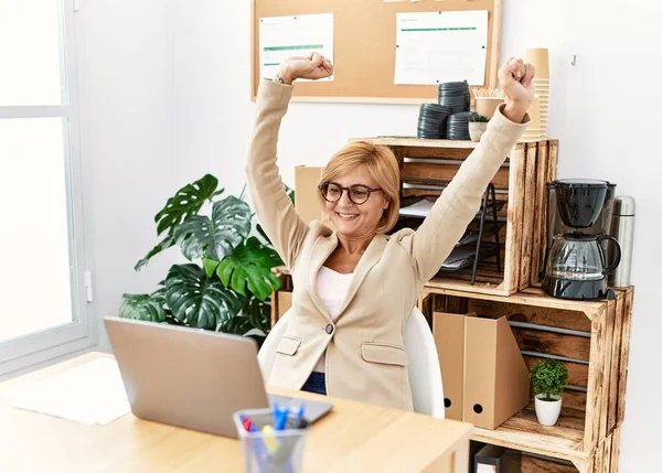 Mujer Rubia Mediana Edad Sonriendo Confiada Celebrando Oficina —  Fotos de Stock