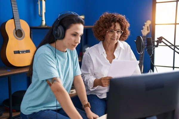 Dos Mujeres Músicos Componiendo Canciones Usando Computadora Estudio Música — Foto de Stock