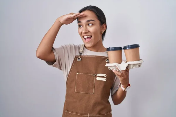Mujer Hispana Joven Con Delantal Camarera Profesional Sosteniendo Café Muy —  Fotos de Stock