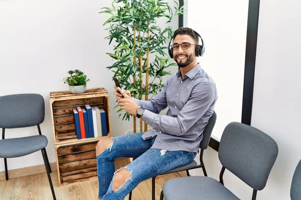 Jovem Árabe Homem Ouvindo Música Sentado Cadeira Sala Espera — Fotografia de Stock