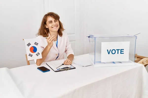 Красивая Кавказская Женщина Выборах Политическую Кампанию Флагом Южной Кореи Выглядит — стоковое фото