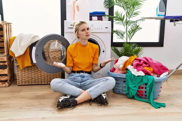 Ung Blond Kvinna Som Tvättar Sittandes Tvättmaskin Ledsna Och Förvirrade — Stockfoto