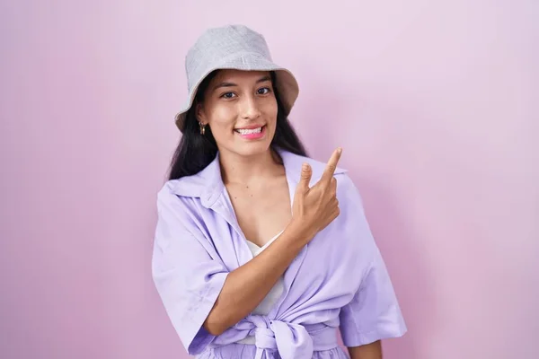 Young Hispanic Woman Standing Pink Background Wearing Hat Cheerful Smile — 스톡 사진