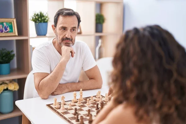 Man Och Kvinna Spelar Schackspel Sittandes Bordet Hemma — Stockfoto