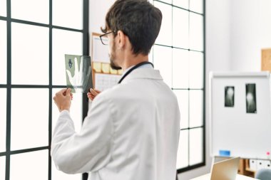 Xray tutan genç İspanyol doktor klinikte çalışıyor.