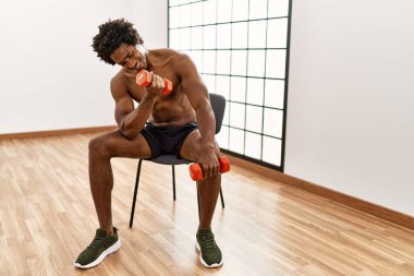 Spor salonunda dambıllar kullanarak genç Afro-Amerikan erkek eğitimi