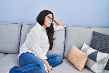 Genç İspanyol kadın evdeki kanepede otururken strese girdi.
