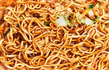  Tavuk ve sebze soslu lezzetli Tayland eriştesi.