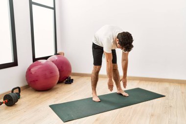 Genç İspanyol adam spor merkezinde geriniyor.