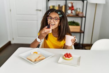 Afro-Amerikalı kız, kendine güvenen, evde kahvaltı yapan.