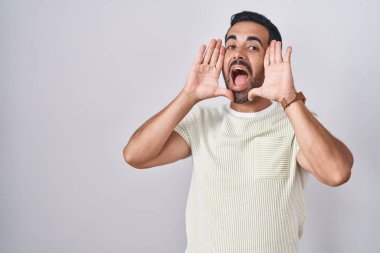 Soyutlanmış arka planda duran sakallı, neşeli gülümseyen, elleri havada bir böceği dikizleyen İspanyol bir adam. Şaşırdım ve çıktım. 