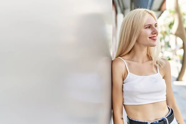 Mladá Blondýnka Dívka Usměvavá Šťastný Stojící Městě — Stock fotografie