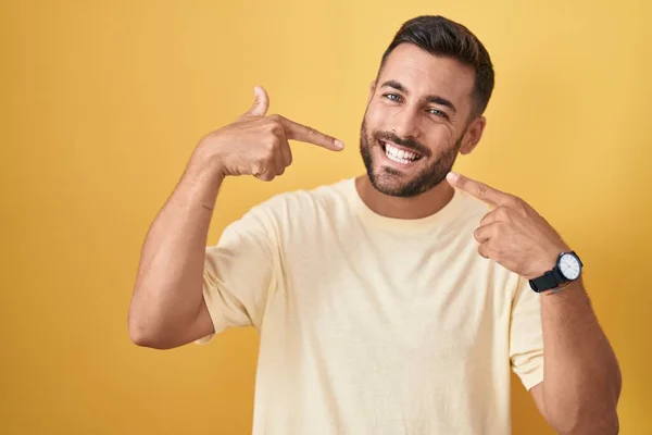 Bonito Hispânico Homem Sobre Fundo Amarelo Sorrindo Alegre Mostrando Apontando — Fotografia de Stock