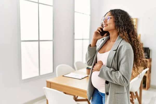 Mujer Latina Joven Embarazada Sonriendo Confiada Hablando Teléfono Inteligente Trabajando — Foto de Stock
